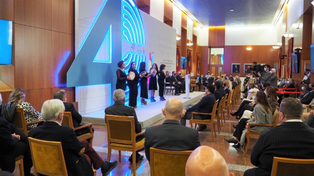 Unha exposición repasa os 40 anos de historia do Parlamento de Galicia